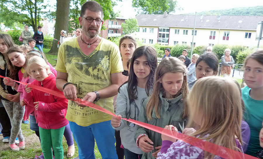 Spielplatzplaner Ralf Schmidt eröffnete mit den gespannten Kindern den neugestalteten Spielplatz in Moosfelde. (Foto: oe)