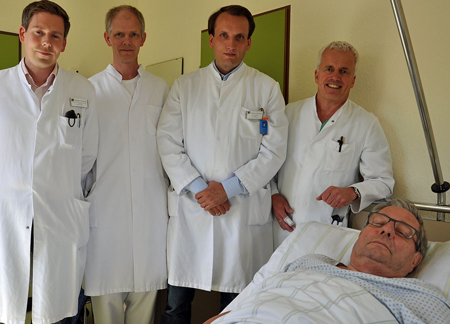 nach der 20.000sten Herzkatheteruntersuchung im Klinikum:  (von links nach rechts): PD. Dr. Frank Breuckmann, Michael Steinberg, Dr. Dirk Böse, Dr. Ulrich Born sowie Patient Günther Landgrebe. (Foto: Klinikum)