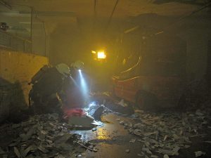 Einsatz in der verqualmten Papierfabrik bei der jahresübung des Basislöschzugs 2 bei Reno de Medici. (Foto: Feuerwehr)