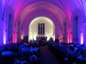 Lichtinstallation bei der Nacht der offenen Kirche in der  Hüstener Kreuzkirche. (Foto: Ev. Kirchengemeinde)