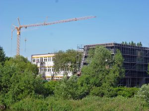 Die Sekundarschule in Alt-Arnsberg. Links ein alter Realschultrakt im Umbau, rechts ein neuer Anbau. (Foto: oe)