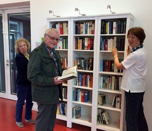 Die neue Bibliothek "Les-Bar" steht in der Arnsberger Bahnhofshalle und wird von den Senior-Trainerinnen Carla Festersen (r.) und Bruni Thierbach betreut. (Foto: Stadt Arnsberg)