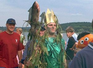 Beim Seefest am Möhnesee entsteigt Neptun den Fluten und tauft Prominente mit Seewasser. (Foto: Veranstalter)