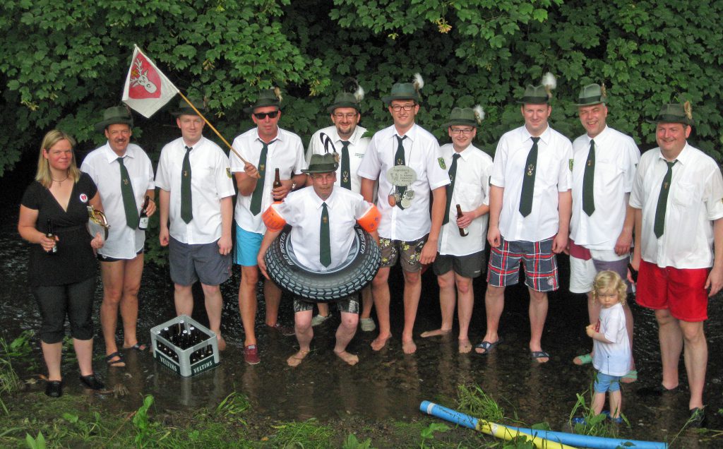 Oberst, Jugendkönig und acht weitere Vorstandsmitglieder der Müscheder Schützen gingen im Rahmen des Cold Water Challenge 2014 in die Röhr. (Foto: Schützen Müschede)