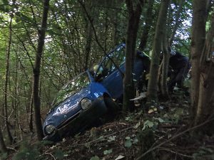 Eine junge Autofahrerin hatte sich nach eigenen Angaben verfahren und war beim zurücksetzen vom Waldweg abgerutscht.(Foto: Feuerwehr Arnsberg)
