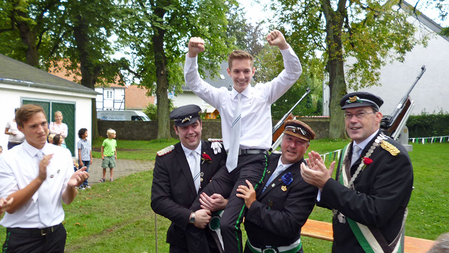 Auch Jägerkönig Gerd Webers (rechts) klatschte dem neuen Jugendkönig Marius Klocke Beifall. (Foto: oe)
