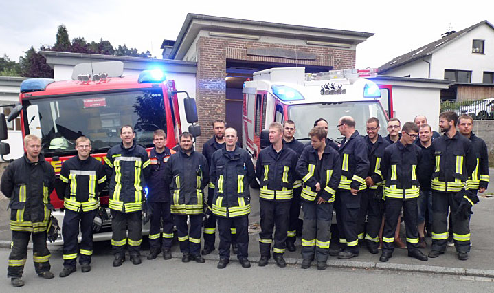 Gruppenfoto nach gemeinsamer Übung: die Löschgruppen aus Stemel und Wennigloh verbindet eine lange Freundschaft. (Foto: Feuerwehr Sundern)