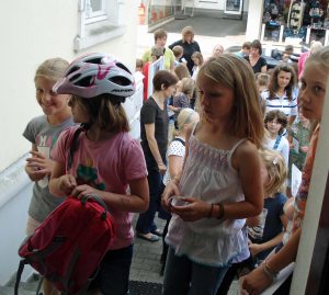 Auch 2013 drängten sich die jungen leseratten beim Abschluss des Sommer-Leseclubs. (Foto: Stadtbibliothek)