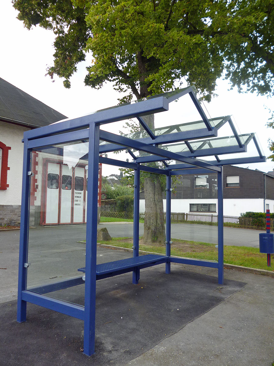 Das neue Buswartehäuschen an der Haltestelle "Alte Schule" wollen die Wennigloher gebührend einweihen. (Foto: oe)