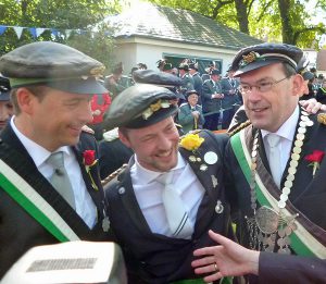 Peter Klein (Mitte) ist neuer Jägerkönig und Nachfolger von Gerhard Webers (rechts). (Foto: oe)