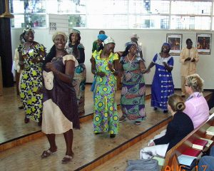 Die Kameruner singen. (Foto: Axel Werkmüller)