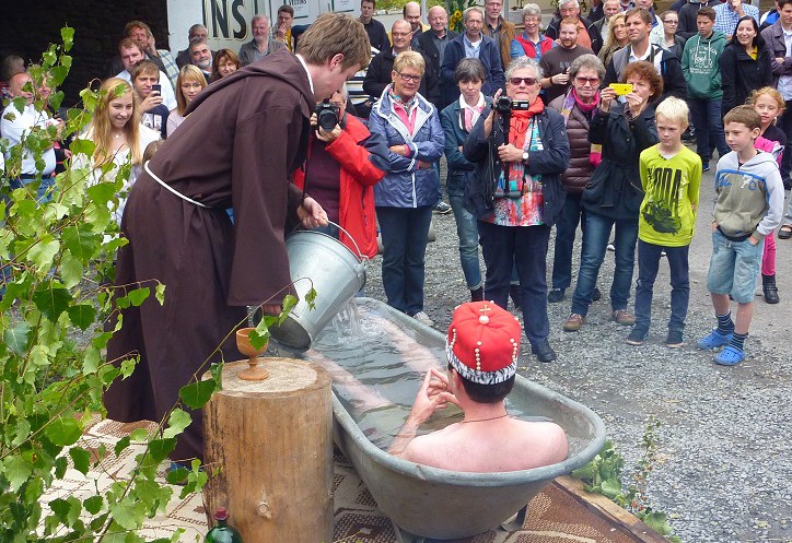 Höhepunkt des Brenscheder Possenspiels: Der Kurfürst in der Badewanne. Foto: privat)