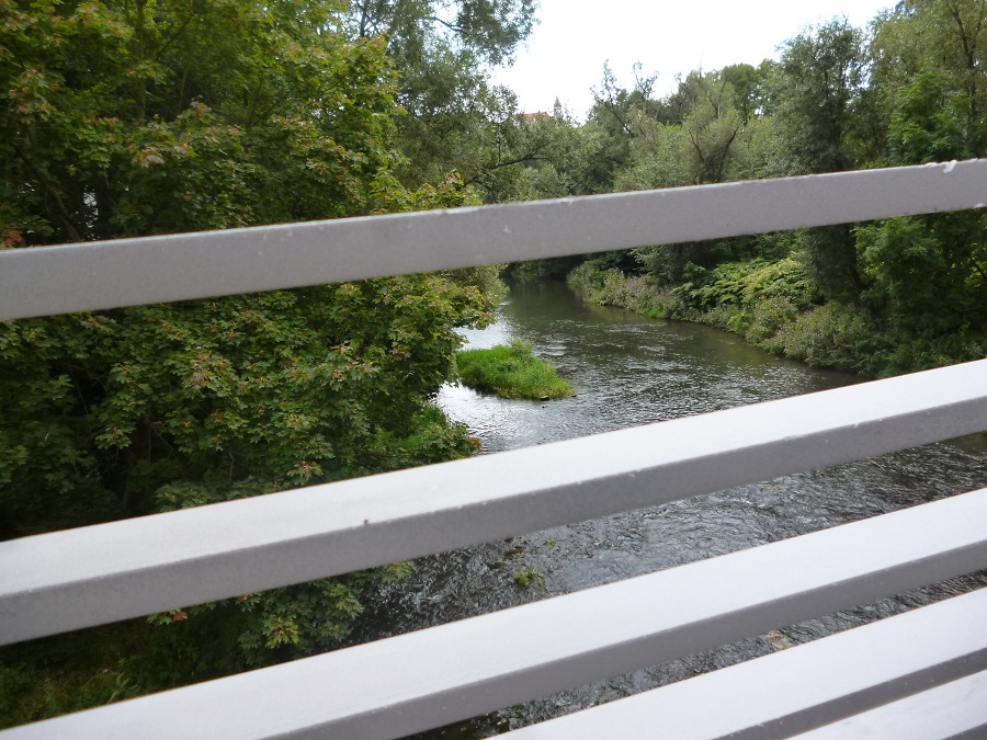 Das neue schräggestellte Gitter der Klosterbrücke soll das Thema Wasser besser ins Bild rücken. (Foto: oe)