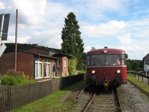 Auf der 114 jahre alten Strecke der Röhrtalbahn - hier der Haltepunkt Stemel - gibt es Personenverkehr seit vielen Jahren nur noch bei gelegentlichen Sonderfahrten. (Foto: Lokale Agenda)