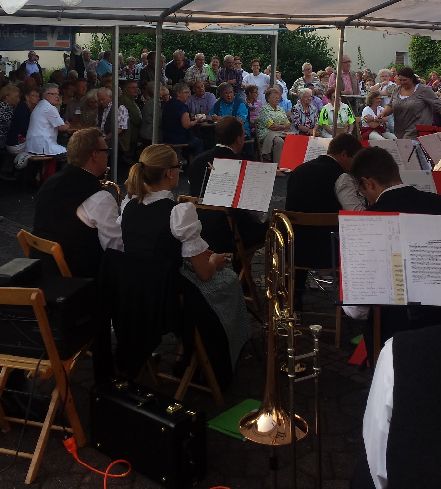 Bis zu 400 Besucher kamen in diesem Sommer zu den Konzerten der Reihe "Volksbank-Dämmerschoppen" uf dem Franz-Josef-Tigges-Platz. (Foto: Stadtmarketing Sundern)