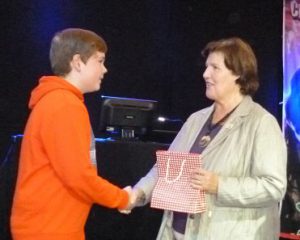 Bürgermeisterin Rosi Goldner gratuliert "Kirmeskind" Felix Mechtenbrauch, der am 13. September 13 Jahre alt wird. Foto: oe)