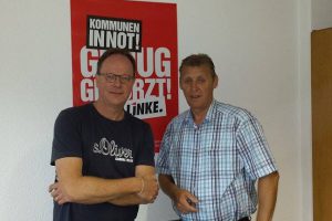Die beiden Ratsmitglieder im neuen Fraktionsbüro der Linken im Arnsberger Rathaus: links Martin Werner, rechts Werner Ruhnert. (Foto: Die Linke)
