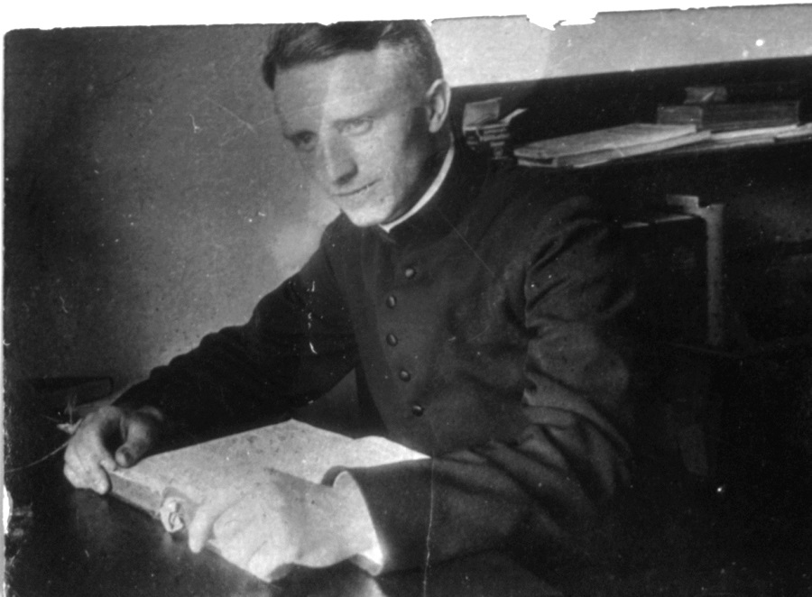 Franz Stock in seinem Studierzimmer.