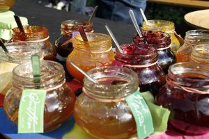 Leckere Marmeladen auf dem Bauernmarkt am Möhnesee. (Foto: Touristik Möhnesee)