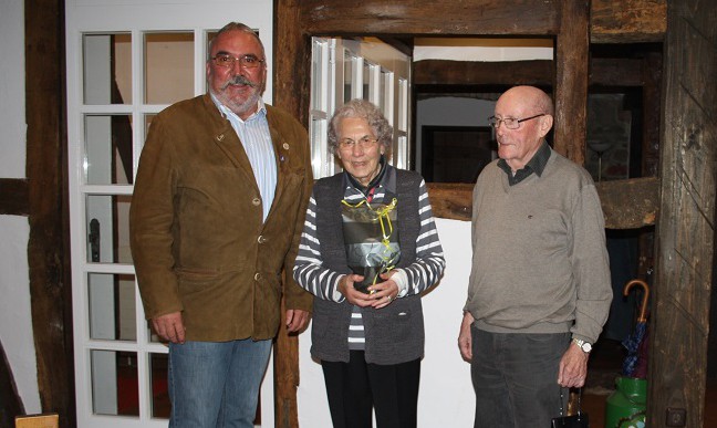 Seniorentag in Altenhellefeld: Ortvorsteher Udo Hoffmann ehrt die ältesten Teilnehmer  Johanna Wortmann und Albert Liedhegener. (Foto: privat)