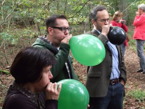 Sebastian Marcel Witte (Mitte), Klimaschutzmanager der Stadt Arnsberg, spielt begeistert das CO2-Spiel mit. (Foto: Wildwald)
