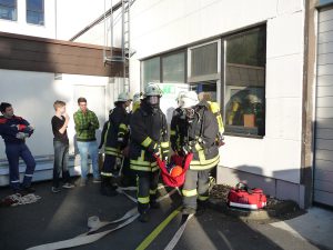Wurde auch geübt: Die Rettung eines Verletzten unter Atemschutz (Foto: Feuerwehr Arnsberg)