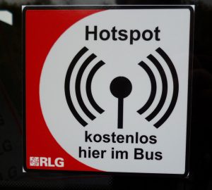 Dieser Aufkleber zeigt die Busse mit kostenlosem Internet an. (Foto: oe)