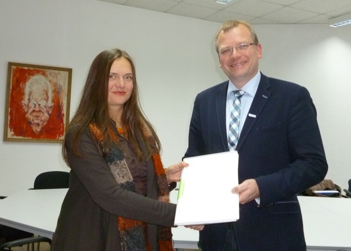 Anna Adamczyk, Gründerin der Initiative "Wir gestalten Sundern", übergibt eine petition zur Jugendarbeit mit 1390 Unterschriften an Bürgermeister Detlef Lins. Foto: oe)