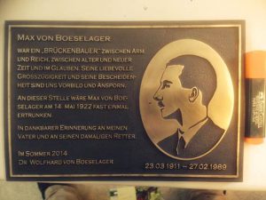 Diese Plakette erinnert jetzt an den ehemaligen Hüstener Amts-Bürgermeister und „Brückenbauer“ Max von Boeselager (1911-1989). (Foto: privat)  