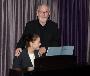 Pianistin Carolin Springborn und AKO-Vorsitzender Ludwig Hoppe.  Foto: Franz-Josef Molitor