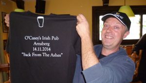 Ein T-Shirt erinnert an die Wiedereröffnung "Back from the Ashes". Foto: oe)