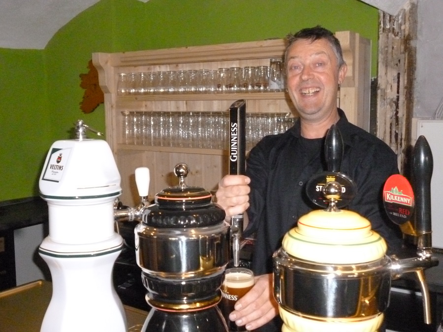 John Starmer ist erleichtert. Im Irish Pub am Steinweg kann wieder Bier gezapft werden. Foto. oe)
