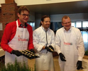 Caritas-Vorstand Christian Stockmann beim Show-Cooking mit Sternekoch Olaf Baumeister und Sunderns Bürgermeister Detlef Lins. Foto: Caritas)