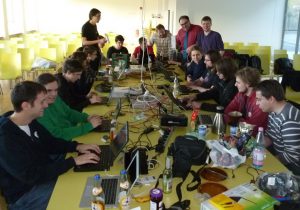 Auch auf dem Tisch nicht ganz un-Chaotisch: die jungen Mitglieder vom Chaos Computer Club. Foto: oe)