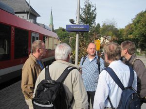 Infogespräch des AgendaAK an der reaktivierten Bahnstrecke im Volmetal bei Meinerzhagen. Foto: Agenda-AK)