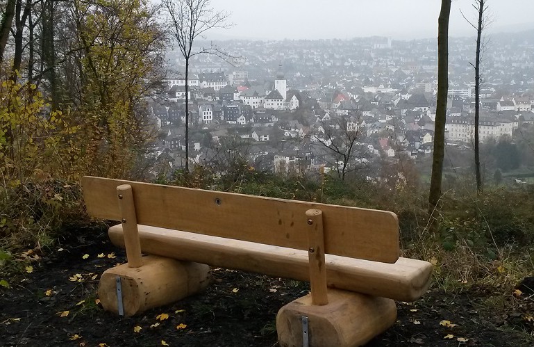 Der Arnsberger heimatbund hat neue Sitzbänke mit Aussicht an der Kulturhistorischen Route aufgestellt. (Foto: AHB)