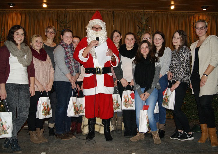 Der Nikolaus besuchte Weihnachtsfeier der Karnevalsgesellschaft Blau-Weiß Neheim und des Freundschaftsklub Sonnendorf. (Foto: privat)