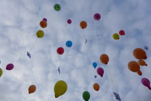 Die Luftballons steigen in Moosfelde. Foto: Stadt Arnsberg)