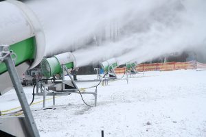 Nur wo die Beschneiungsanlagen dicht stehen, war ihre Produktion in den letzten Tagen ergiebig. (Foto: Wintersportarena)