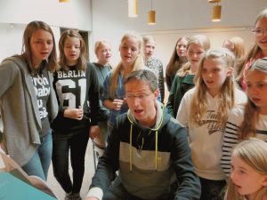 Gerd Weimar trainiert die jugendlichen Stimmen im Matthias-Claudius-Haus in Meschede-Eversberg. (Foto: Stiftung Kirchenmusik im Sauerland)
