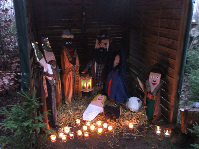 Die Spurensucher haben zur Waldweihnacht eine Krippe in der Waldkirche eingerichtet. (Foto: Spurensucher)