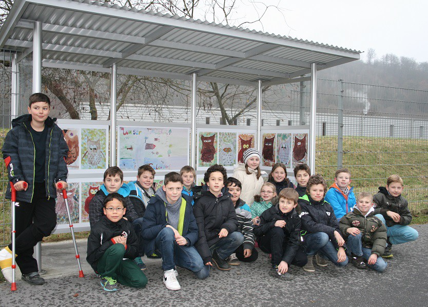 Die Schülerinnen und Schüler der Klasse 4a der Grundschule Müschede freuen sich: Die im Kunstunterricht gestalteten Eulen schmücken das Wartehäuschen der Bushaltestelle an der Rönkhauser Straße. (Foto: Via Guide)