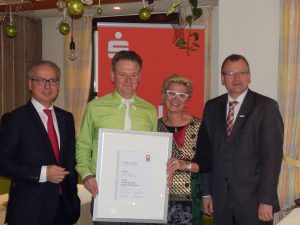 Wieder zu Hause in Wildewiese. Auch Bürgermeister Detlef Lins (r.) ist zum Gratulieren gekommen. 