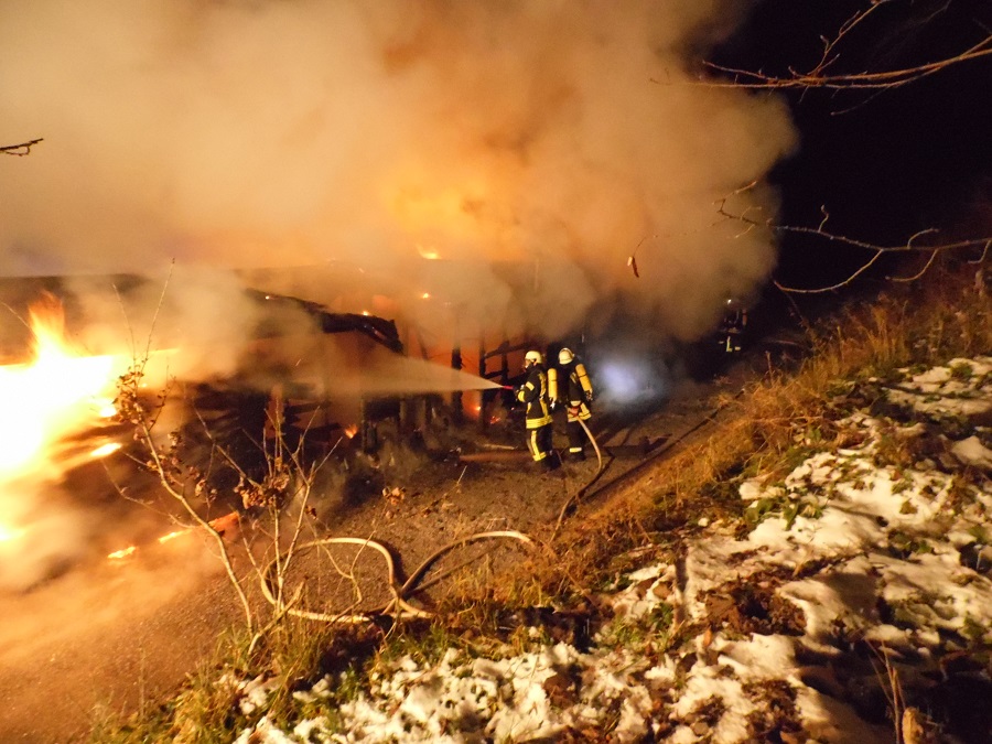 In der abgebrannten Jagdhütte in Recklinnghausen hatte der Besitzer einen Ofen angefeuert und unbewacht gelassen. (Foto: Feuerwehr Sundern)