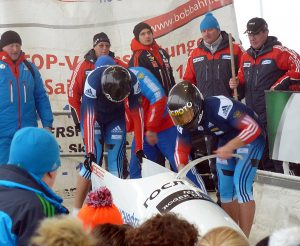 Die Akademie 6 bis 99 besucht mit ihren Gästen die Bob- & Skeleton-WM auf der Winterberger Bobbahn. (Foto: Akademie 6 bis 99)
