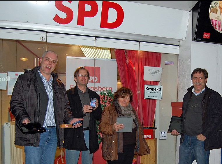 Freies Internet gibt es jetzt auch im und rund um das SPD-Bürgerbüro auf der Rumbecker Straße. Gerd Stüttgen, Jens Hahnwald, Doris Tampier und E. Felix Werkerv.l.n.r.) machten gleich den Test. Foto: SPD)