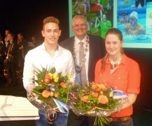 Ehrung für die beiden jungen Sportler Annika Deilmann und Moritz Kemper. Bürgermeister Vogel gratulierte mit Blumen. (Foto: oe)