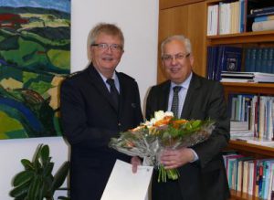 Landrat Dr. Karl Schneider verabschiedet Polizeidirektor Gerd Petering in den Ruhestand. Foto: Polizei)