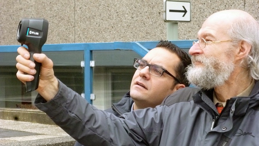Energieberater Dr. Johannes Spruth fotografiert mit der Thermografiekamera. Zusammen mit  Klimaschutzmanager Sebastian Marcel Witte wird er drei Quartiere besuchen. (Foto: oe)