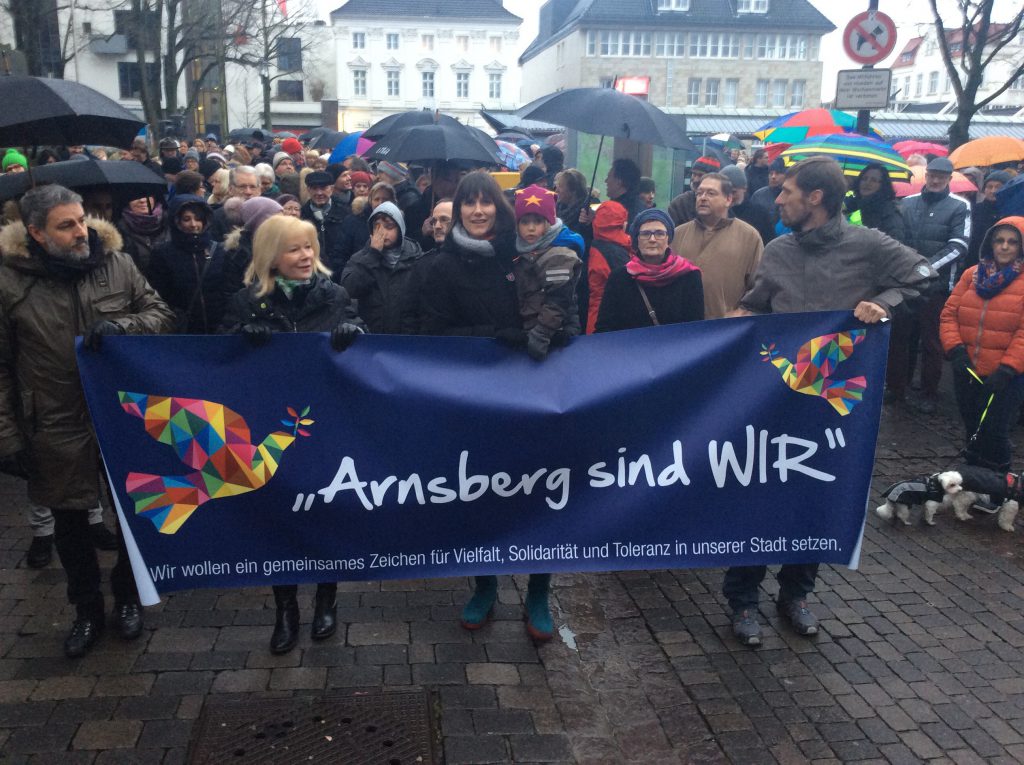 Rund 2000 Menschen folgen dem Banner "Arnsberg sind WIR". (Foto: oe)